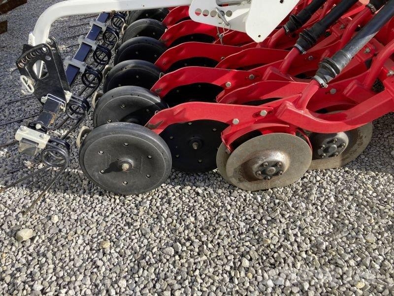 Pöttinger LION 301 U. VITASEM 302 ADD Combination drills