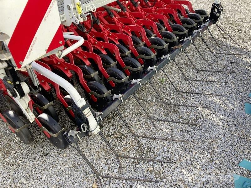 Pöttinger LION 301 U. VITASEM 302 ADD Combination drills