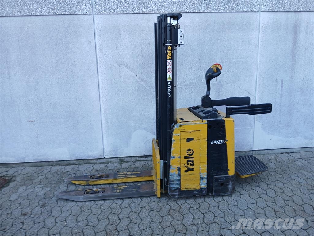 Yale MS15X شاحنات مناولة ذاتية الدفع