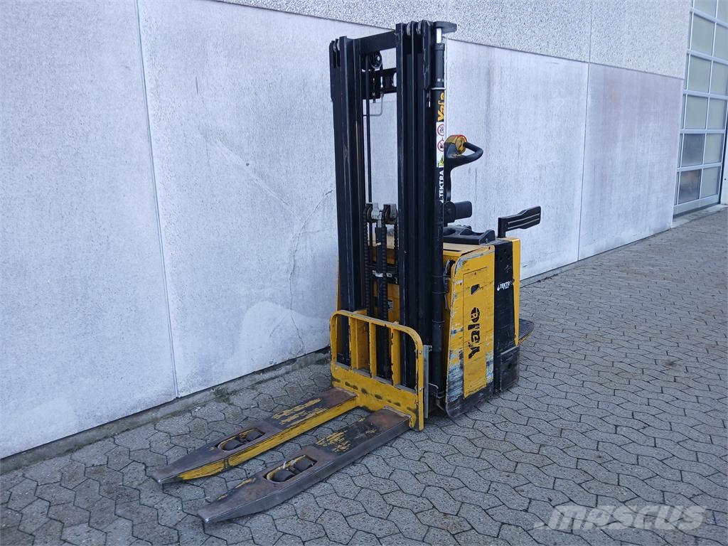 Yale MS15X شاحنات مناولة ذاتية الدفع