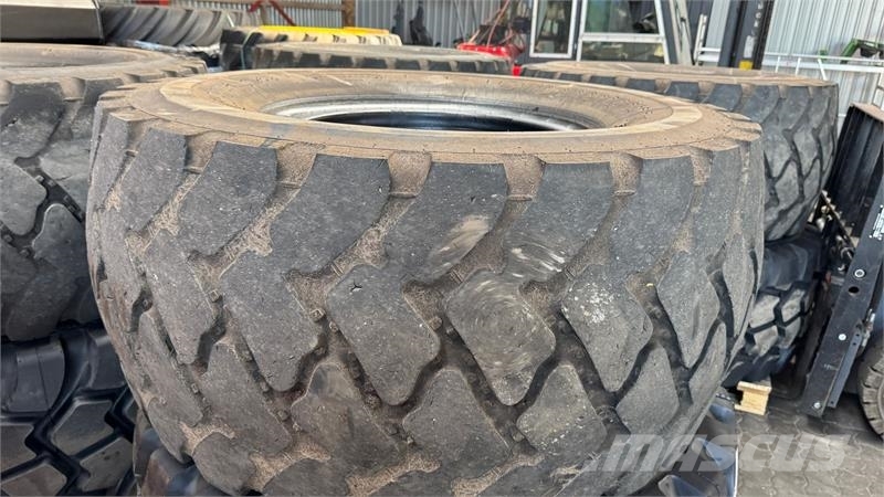 Bridgestone 650/65R25 4 STK Pneus, roues et jantes