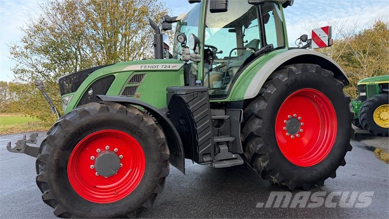 Fendt 724 Vario SCR Profi Plus MED AUTOSTYRING! الجرارات