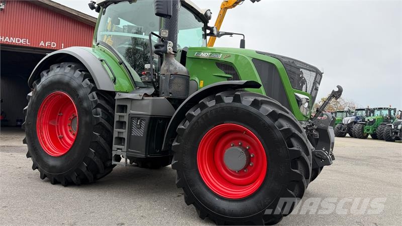 Fendt 828 Vario S4 Profi Plus MED NÆSTEN NYE DÆK! Traktori