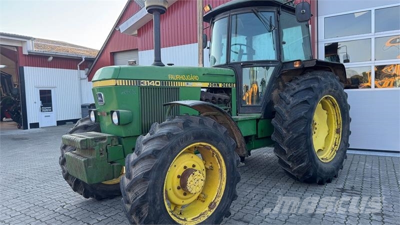 John Deere 3140