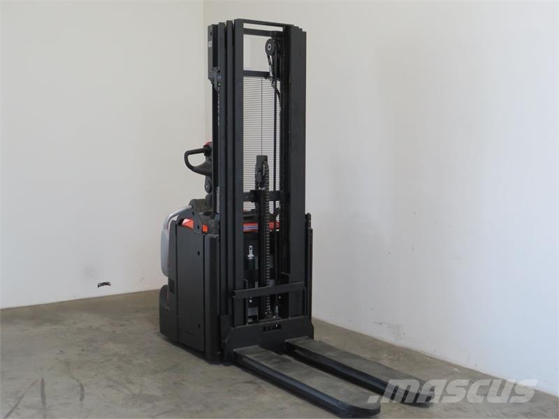 Toyota SPE120L Pedestrian stacker