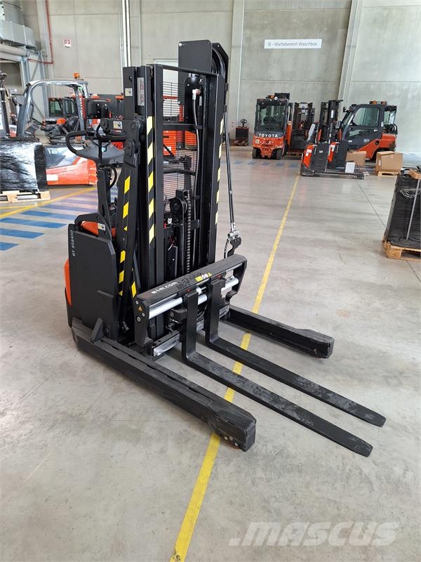 Toyota SWE120XR Pedestrian stacker