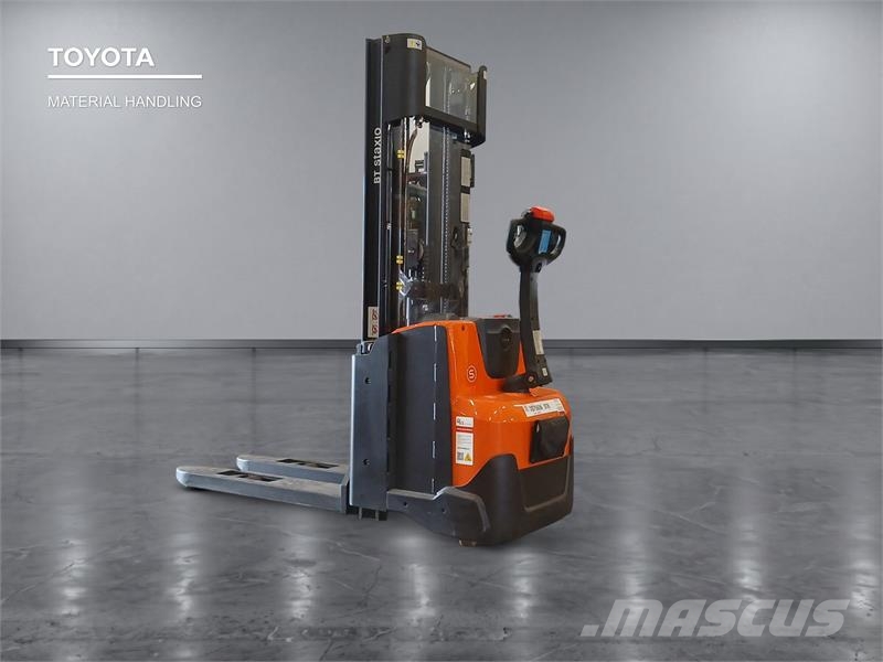 Toyota SWE140L Παλετοφόρα πεζού χειριστή με ιστό