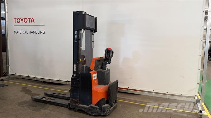 Toyota SWE120L Pedestrian stackers