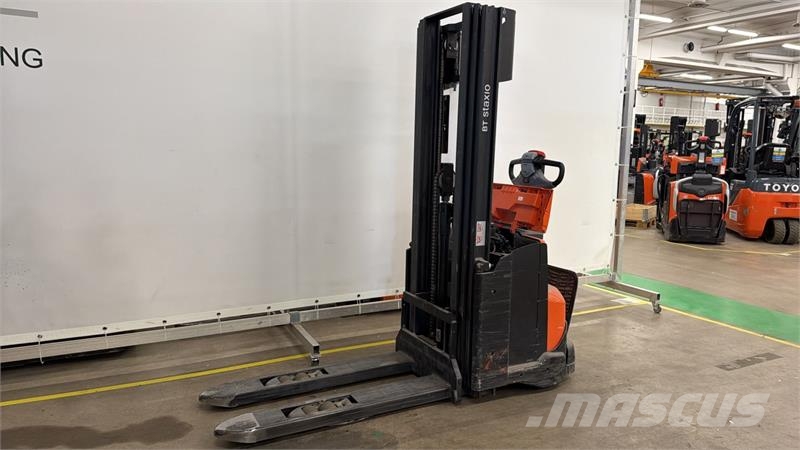 Toyota SWE120L Pedestrian stackers