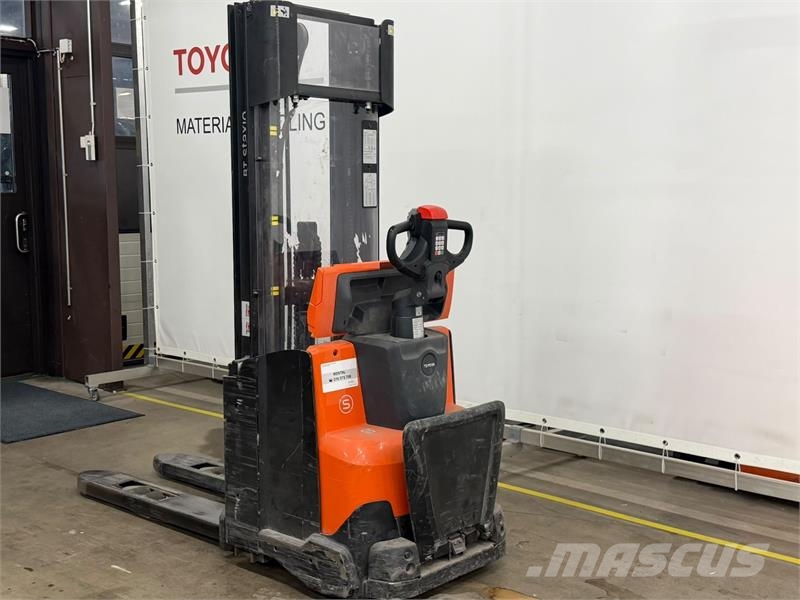 Toyota SWE120L معدات التكديس الجوالة
