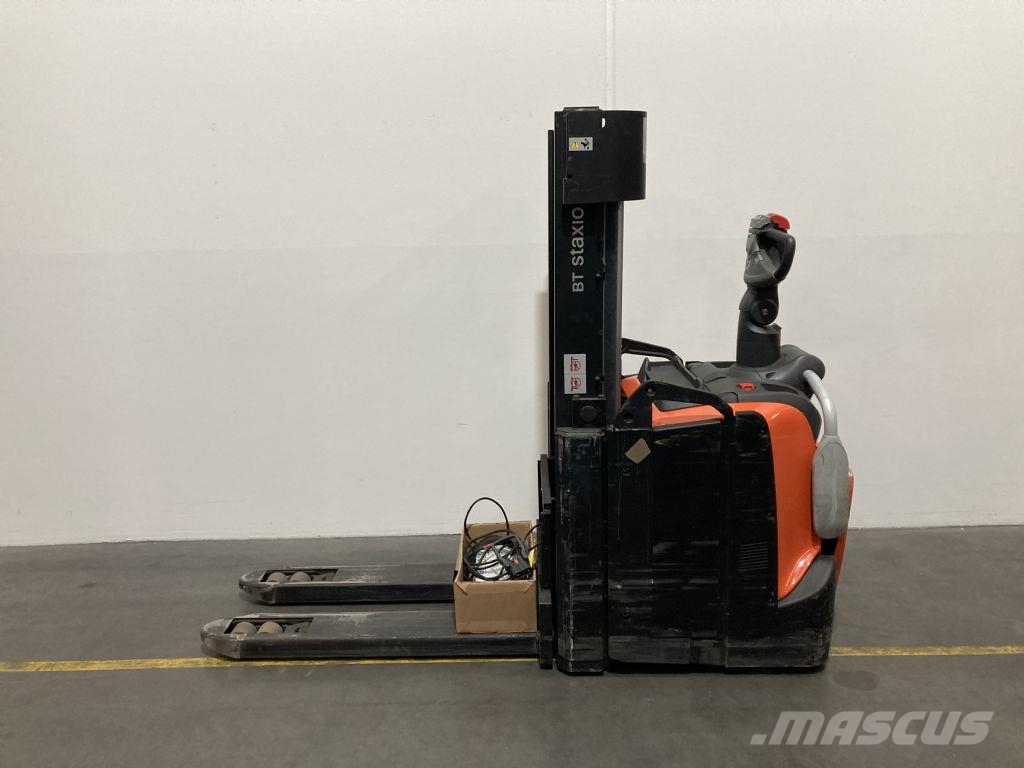 Toyota SPE160L Pedestrian stacker