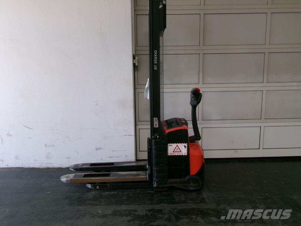 Toyota SWE120 Gerbeur accompagnant