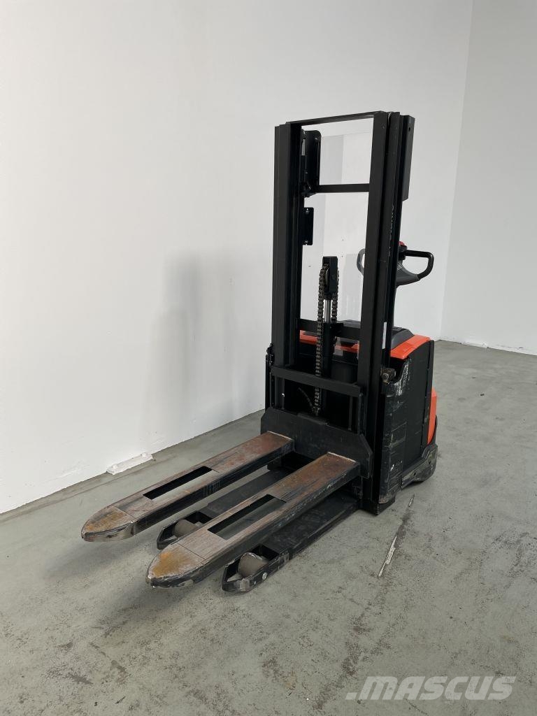 Toyota SWE120 Pedestrian stacker