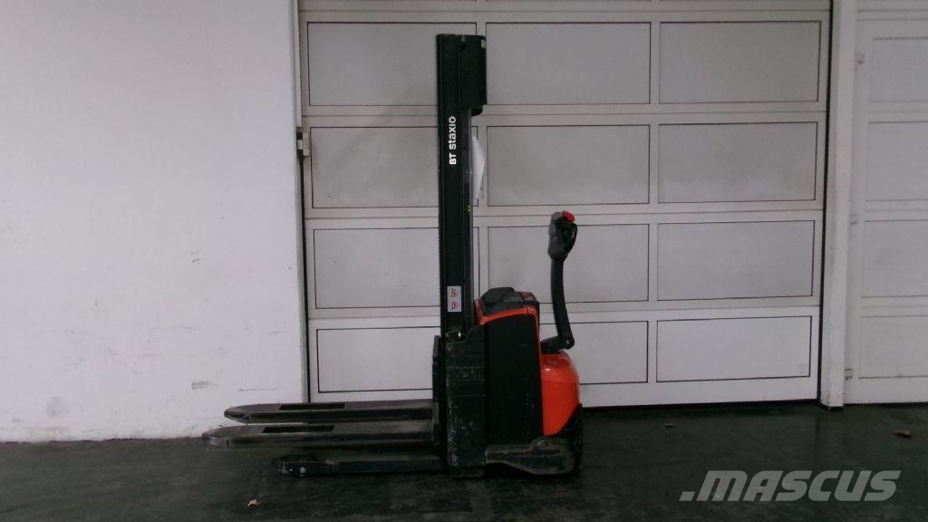 Toyota SWE120 Pedestrian stacker