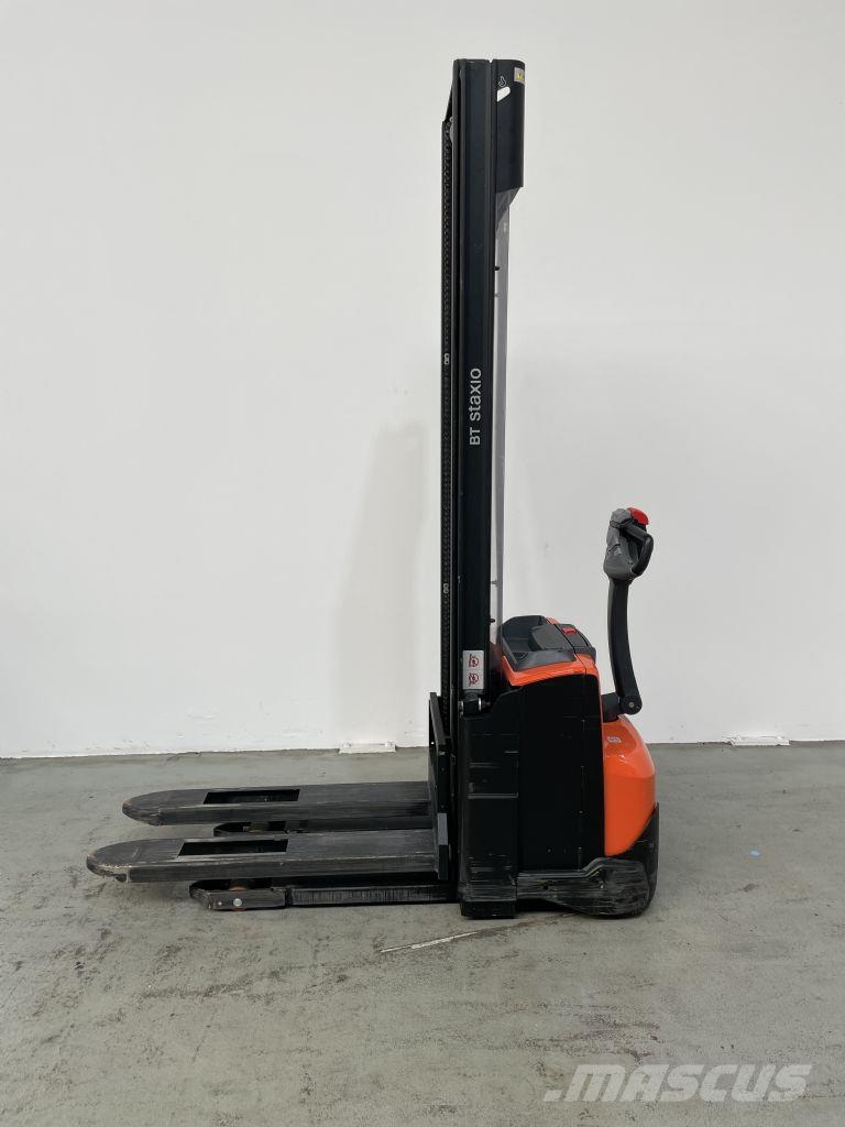 Toyota SWE120 Pedestrian stacker
