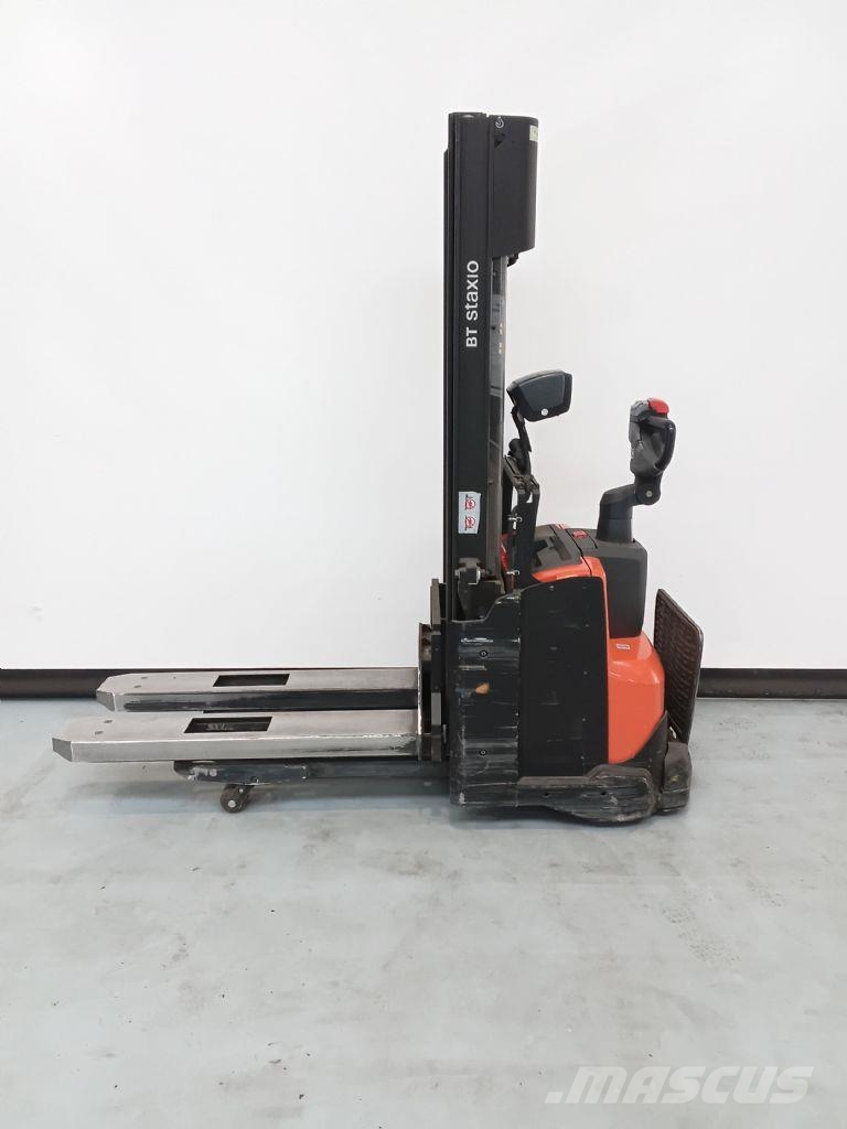 Toyota SWE120L Empilhador para operador externo