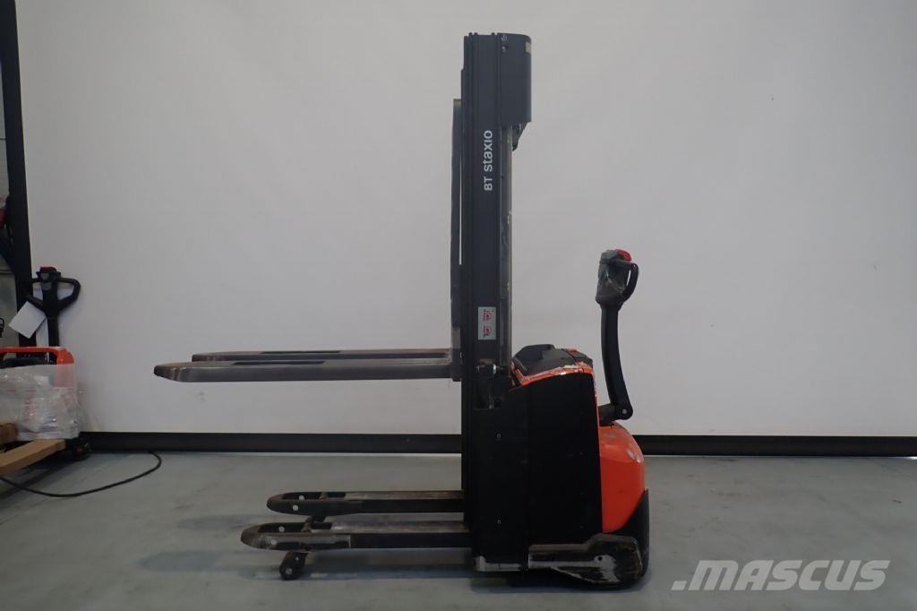 Toyota SWE120L معدات التكديس الجوالة