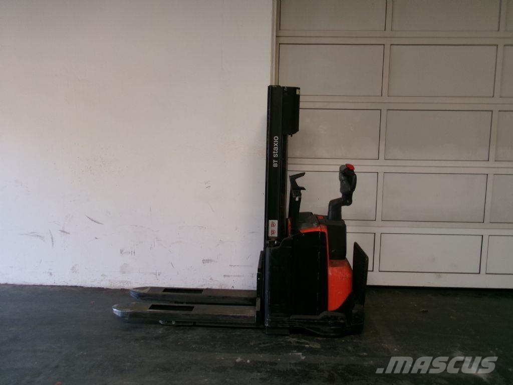 Toyota SWE140 Pedestrian stacker
