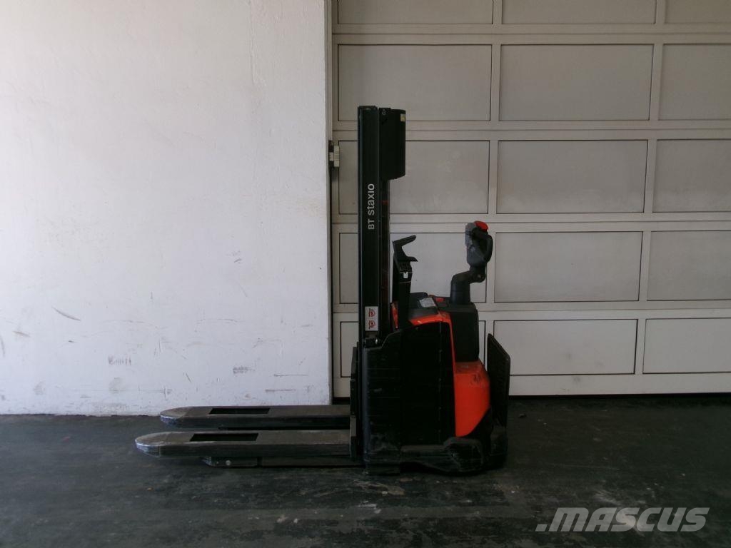 Toyota SWE140 Pedestrian stacker
