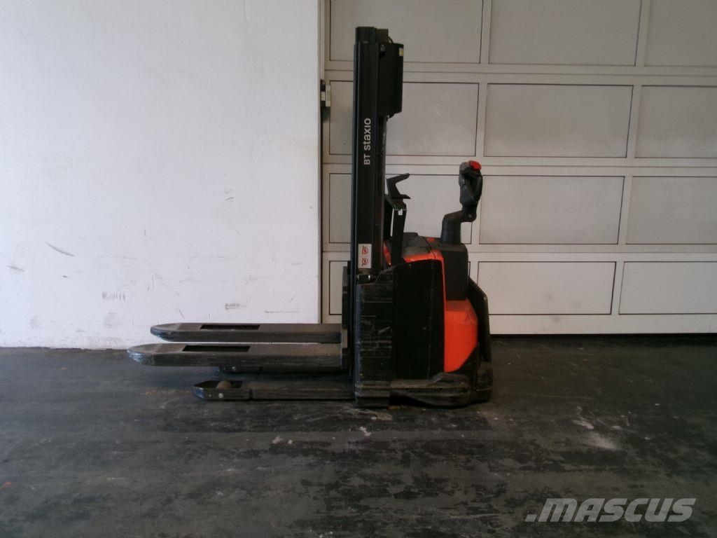 Toyota SWE140 Pedestrian stacker