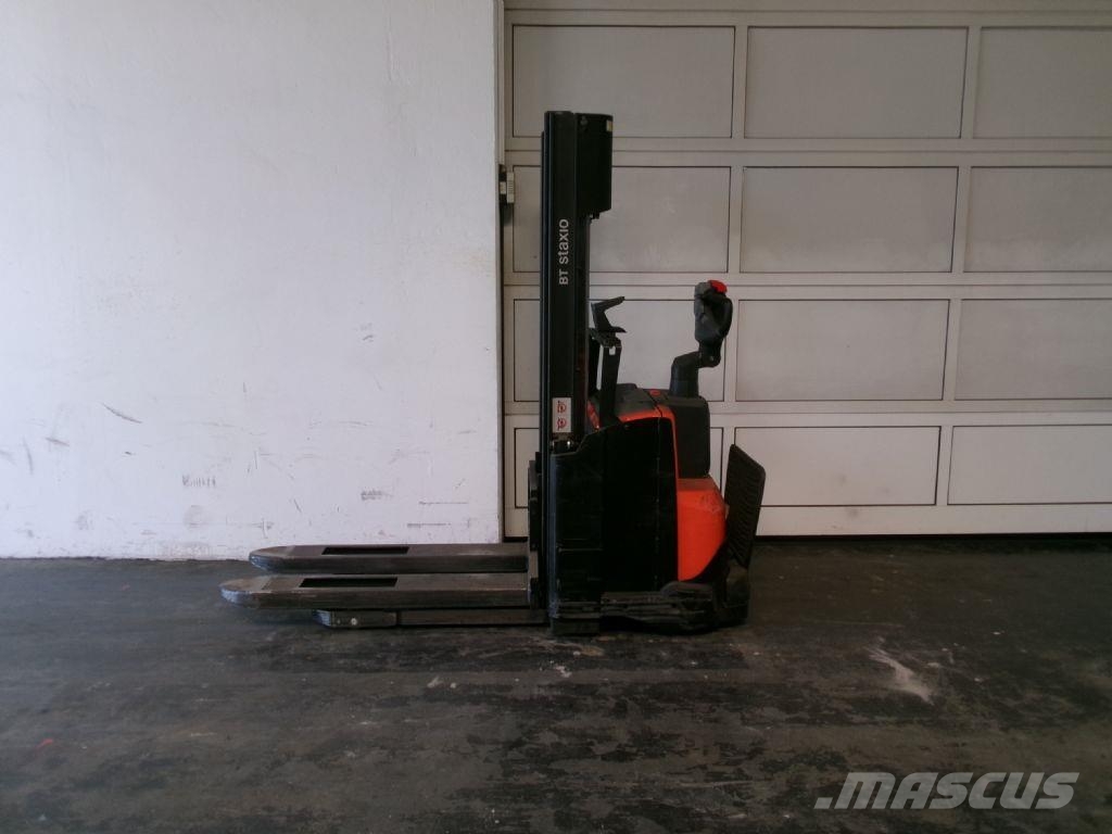 Toyota SWE140 Pedestrian stacker