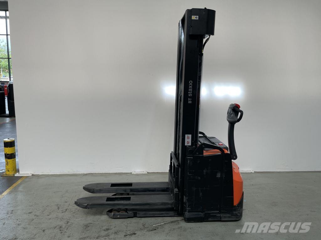 Toyota SWE145 Pedestrian stacker