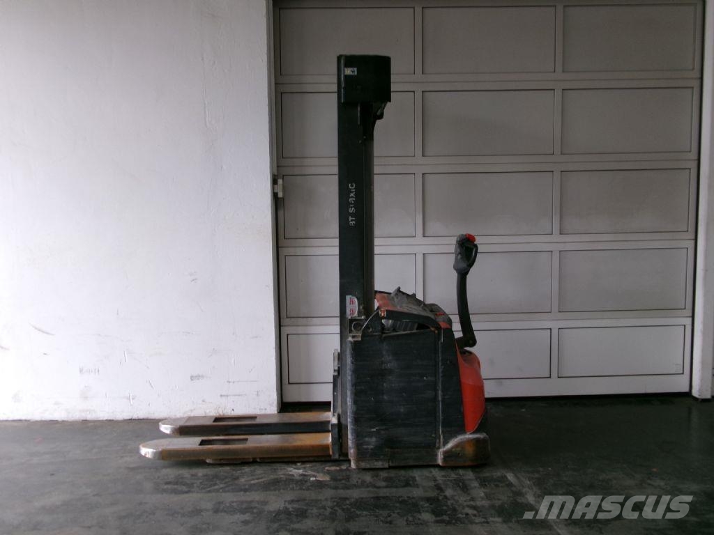 Toyota SWE160 Pedestrian stacker