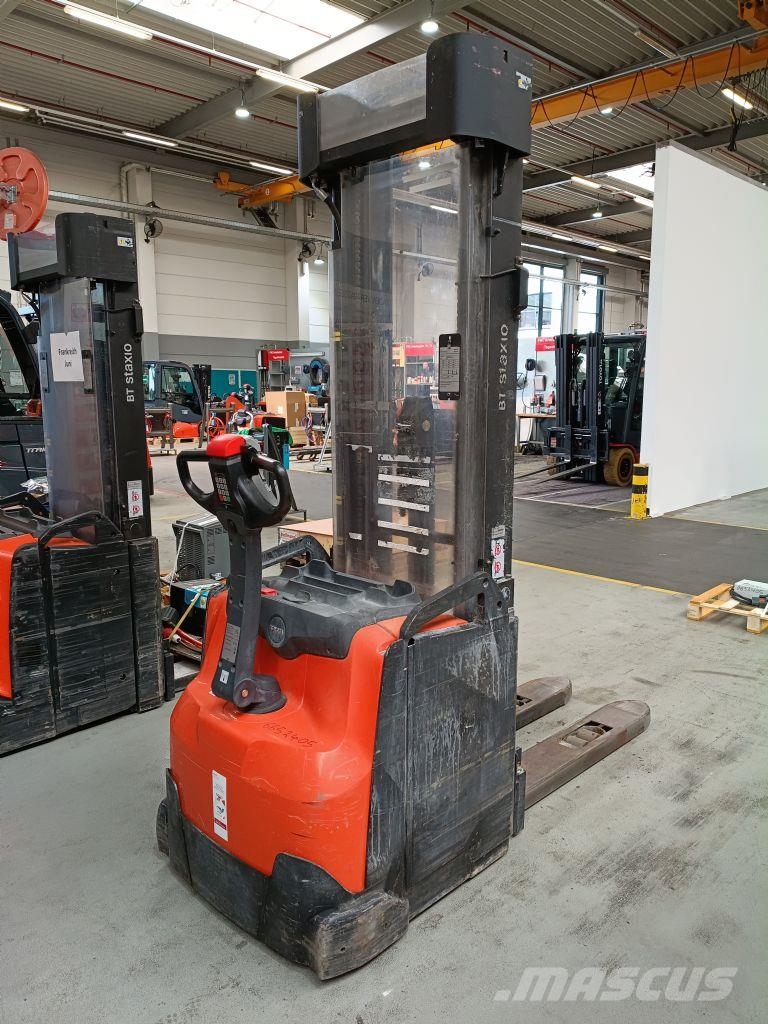Toyota SWE160 Pedestrian stacker