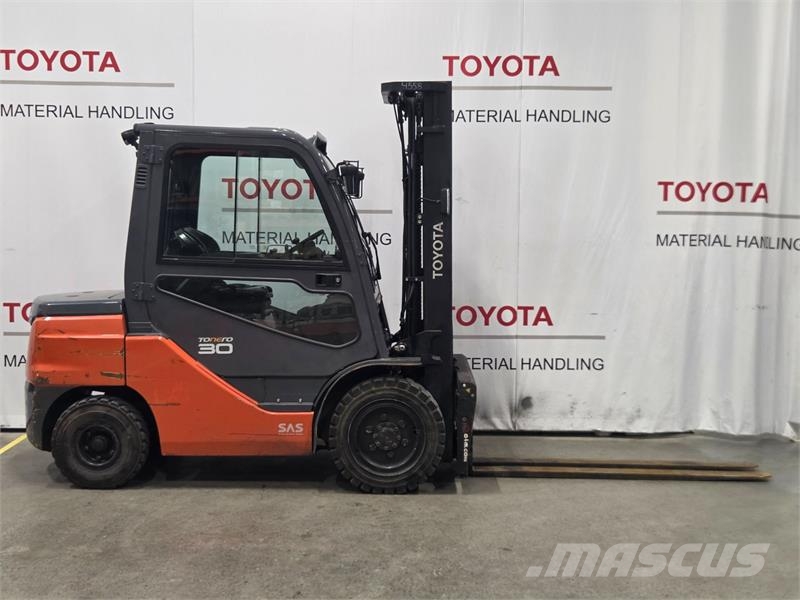 Toyota 52-8FDF30 Diesel Trucker