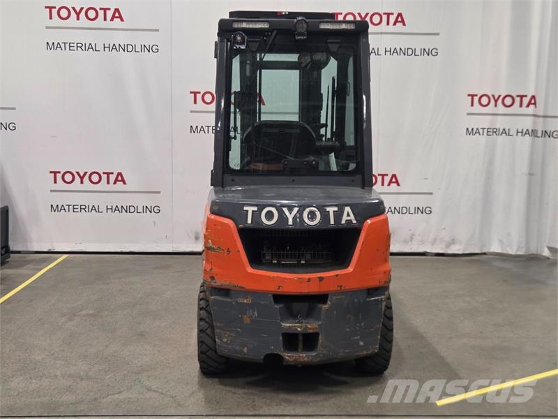 Toyota 52-8FDF30 Diesel Trucker