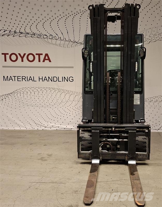 Toyota 8FBMKT30 شاحنات ذات رافعات شوكية تعمل بالكهرباء