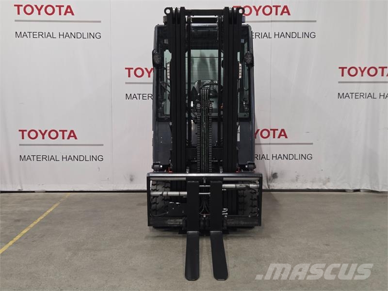 Toyota 8FBMKT30 شاحنات ذات رافعات شوكية تعمل بالكهرباء