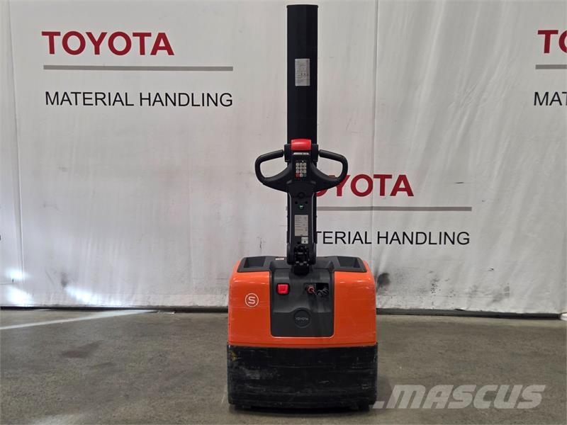 Toyota HWE100 معدات التكديس الجوالة