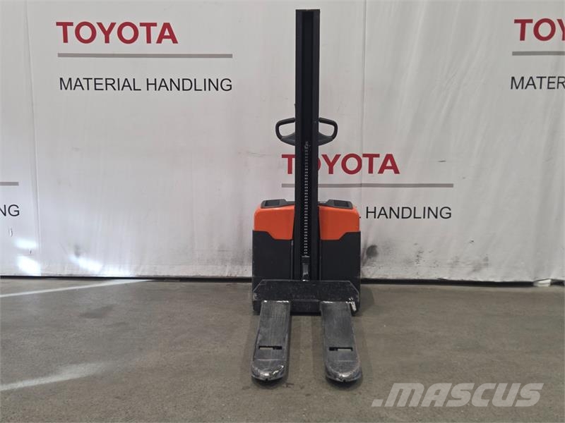 Toyota HWE100 معدات التكديس الجوالة