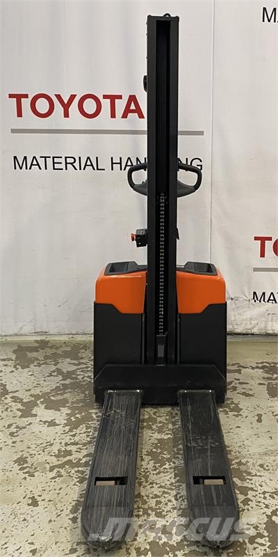 Toyota HWE100 Yaya kumandali istif makinasi