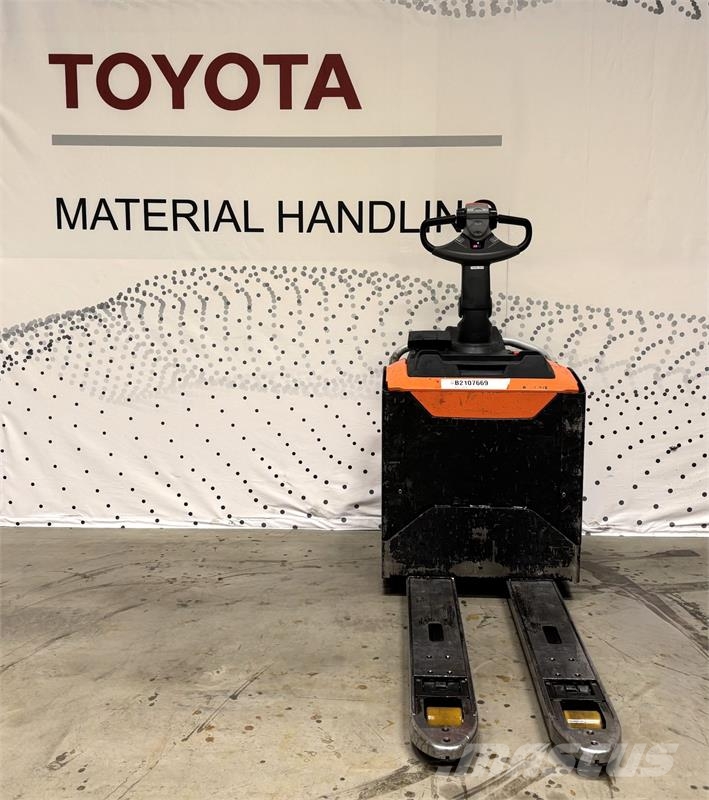 Toyota LPE200 Χειροκίνητο περονοφόρο ανυψωτικό με πλατφόρμα