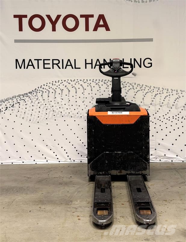 Toyota LPE200 Χειροκίνητο περονοφόρο ανυψωτικό με πλατφόρμα