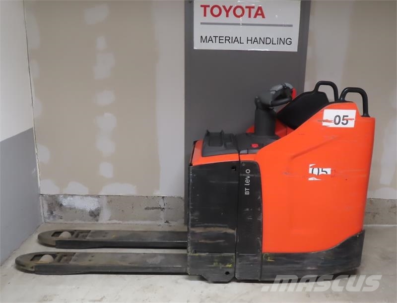 Toyota LPE250 رافعة منخفضة المستوى ذات منصة