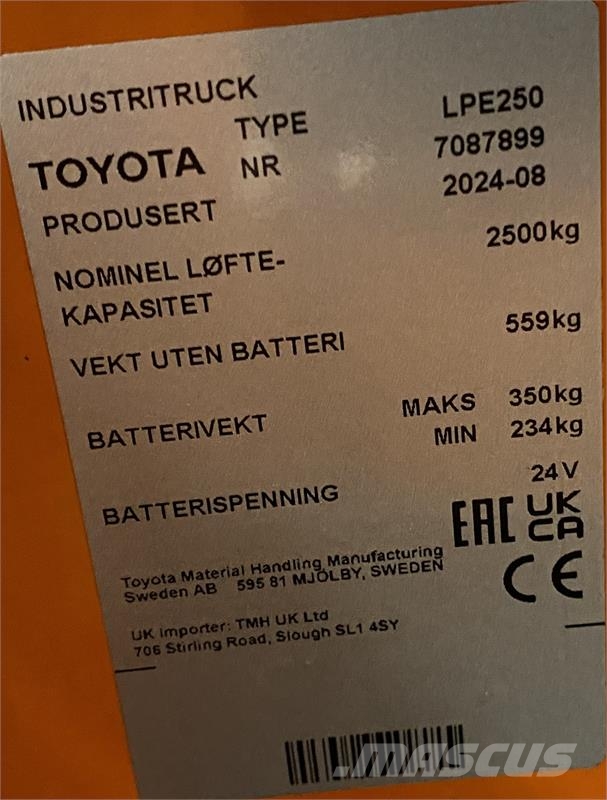 Toyota LPE250 رافعة منخفضة المستوى ذات منصة