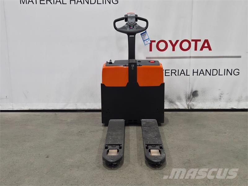 Toyota LWI160 شاحنة يدوية بمنصة نقالة