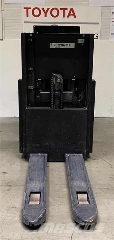 Toyota OSE120P Low lift order picker