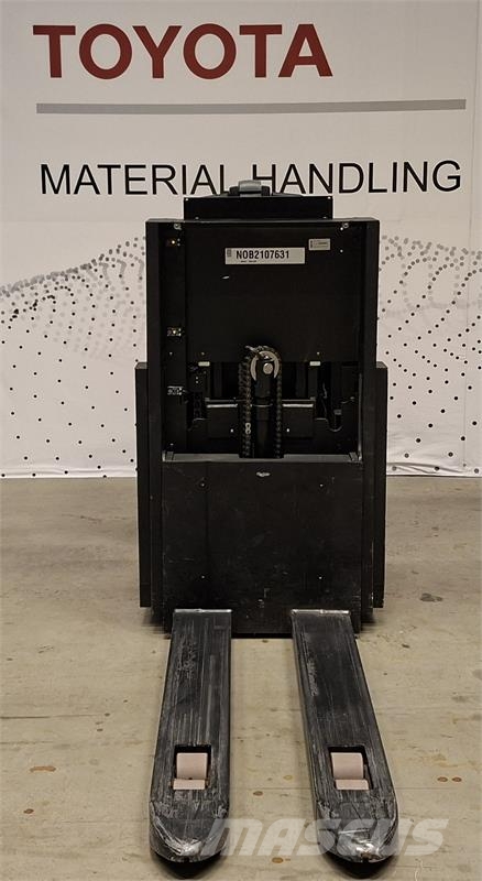 Toyota OSE120P Low lift order pickers