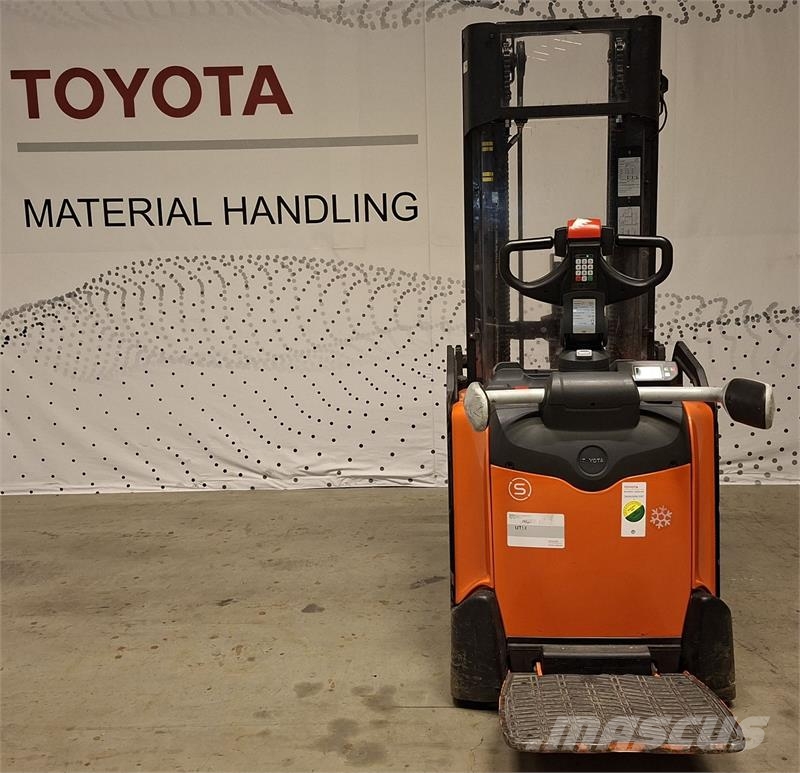 Toyota SPE120L Pedestrian stacker