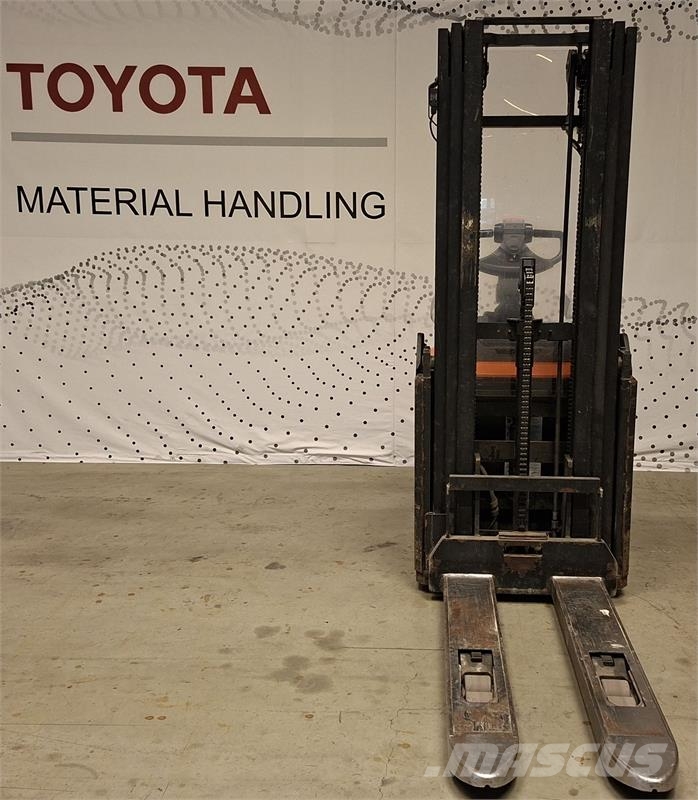 Toyota SPE120L Pedestrian stacker
