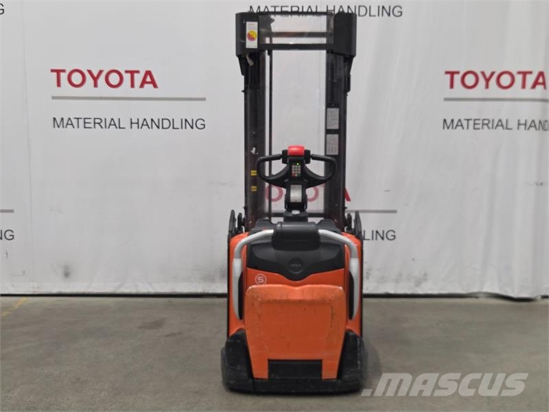 Toyota SPE140L Rankiniai padėklų rietuvai