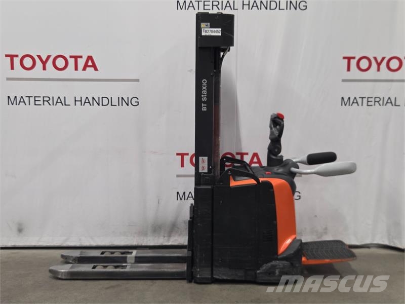 Toyota SPE140L Rankiniai padėklų rietuvai