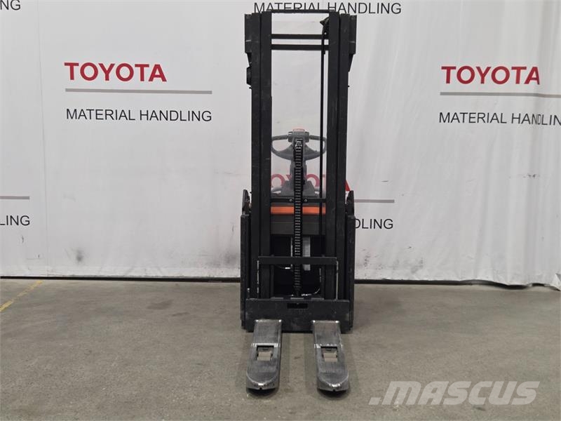 Toyota SPE140L Rankiniai padėklų rietuvai