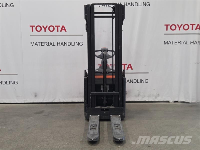 Toyota SPE140L 手動堆積機