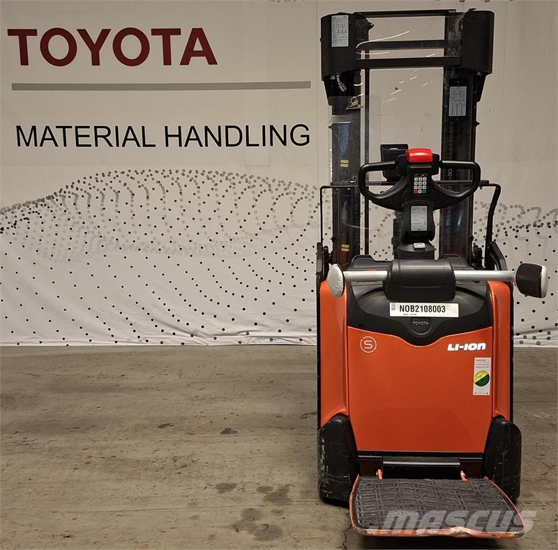Toyota SPE160L Pedestrian stacker