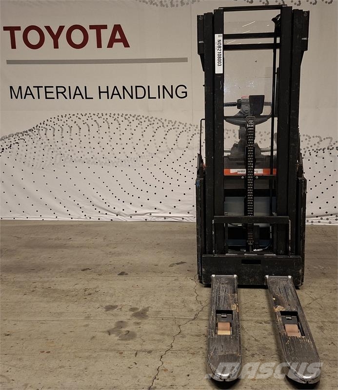 Toyota SPE160L Pedestrian stacker